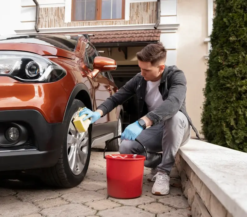 Lavage auto à domicile Ferrières-en-Brie : professionnel intervenant sur un véhicule